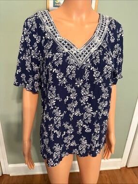 Navy Floral V‑Neck Short Sleeve Blouse with Embroidered Trim